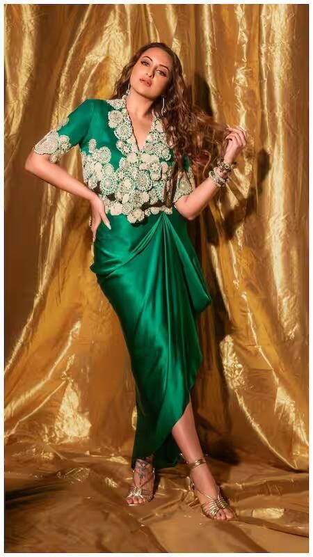 इस तरह का को-ऑर्ड सेट उन फीमेल्स के लिए परफेक्ट माना जाता है, जो हमेशा कंफर्टेबल कपड़े पहनना ज्यादा पसंद करती हैं. इसे पहनकर आपको डांस करने में भी किसी तरह की कोई दिक्कत नहीं होगी. इसे खरीदते समय ध्यान रखें कि ऊपर वाली टॉप में अगर हैवी वर्क है तो आप स्कर्ट सिंपल ले सकती हैं.