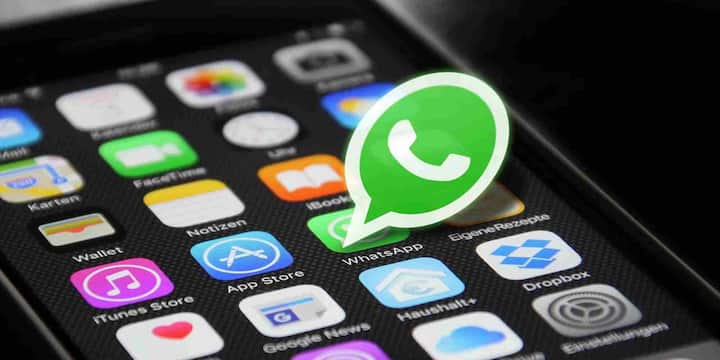 अक्सर लोग मस्ती या मज़ाक में ग्रुप में अडल्ट वीडियो, फोटो या चुटकुले भेज देते हैं. लेकिन अगर किसी सदस्य ने इस पर आपत्ति दर्ज कर दी तो आईटी एक्ट की धारा 67 के तहत जेल और भारी जुर्माना दोनों लग सकता है. इसलिए सिर्फ फॉरवर्ड दबाने से पहले भी ज़िम्मेदारी ज़रूरी है क्योंकि एक क्लिक आपकी मुश्किलें बढ़ा सकता है.