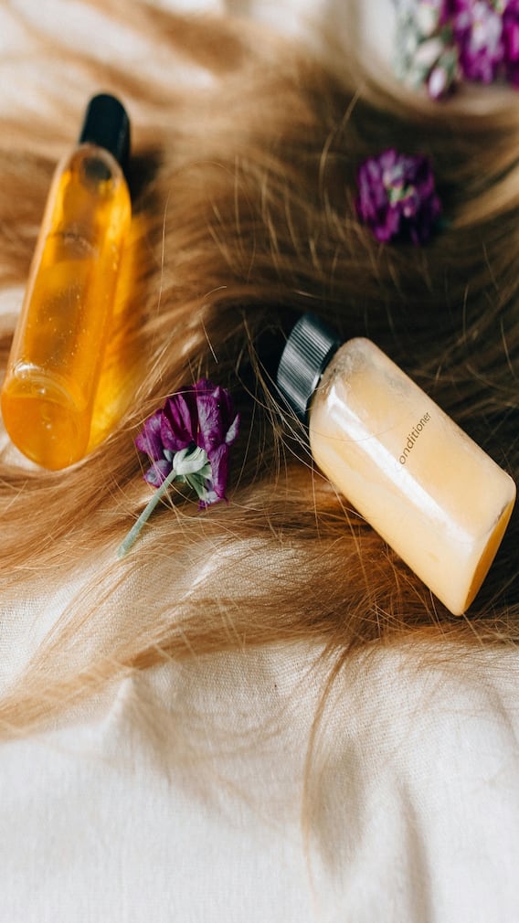 केस सीरम की केसांचं तेल? केसांसाठी नेमकं काय योग्य?