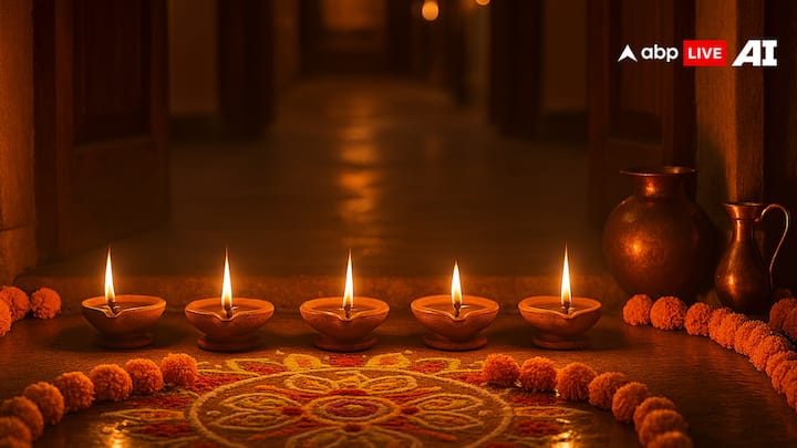 छोटी दीवाली के दिन घर की दक्षिण दिशा में दीपक जलाना शुभ माना जाता है. यह दीपक यमराज को समर्पित होता है. ऐसा करने के अकाल मृत्यु का डर दूर होता है. इसके अलावा आर्थिक संकट भी धीरे-धीरे खत्म होने लगता है.