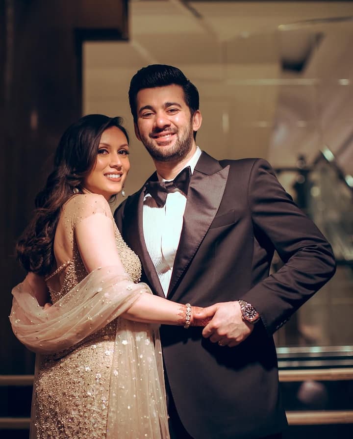 This picture is from a function of Drisha and Karan's wedding. In which Drisha was seen wearing a pastel colored lehenga. Her beauty is worth seeing in this.