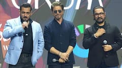 Oops! Shah Rukh Khan Interrupts Aamir Khan’s Song, Fans Say He Wanted To Sing For Longer