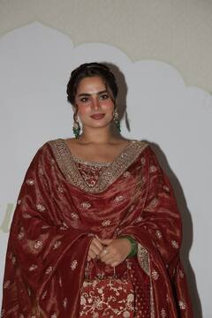 दिवाली पार्टी में पटाखा बनकर पहुंची आयशा खान, हैवी ड्रेस में लगीं बला की खूबसूरत