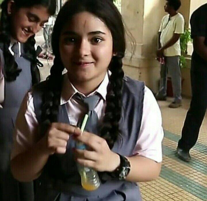 ‘दंगल’ चित्रपटात जायरा वसीमने गीता फोगाटच्या लहानपणीची भूमिका साकारली होती. तिच्या अभिनयाचं खूप कौतुक झालं आणि तिला राष्ट्रीय पुरस्कारही मिळाला होता. त्यानंतर तिने ‘सीक्रेट सुपरस्टार’ आणि ‘द स्काय इज पिंक’ या चित्रपटांतही काम केलं.