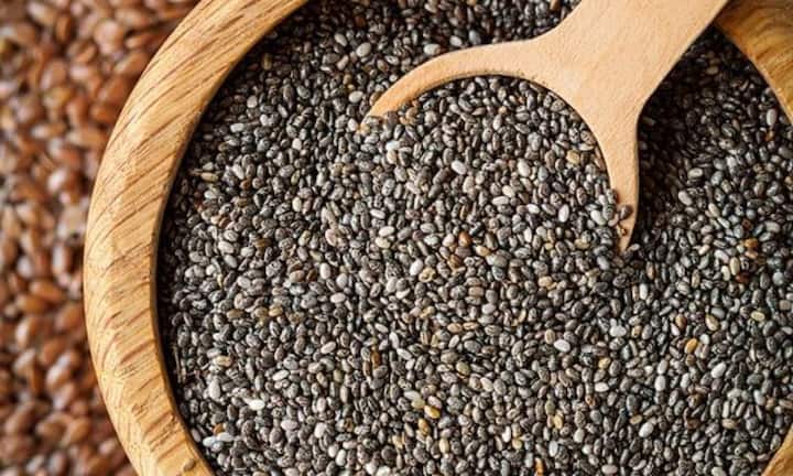 चावल का फेसपैक बनाने के लिए इसमें चिया सीड्स का इस्तेमाल करें. इससे स्किन ज्यादा मॉइश्चराइजिंग लगेगी. इसके लिए आधी कटोरी गुलाब जल में एक चम्मच चिया सीड को 10 मिनट तक भिगोकर रख लें. यह बेस आपके फेसपैक को स्मूद और लगाने में आसान बनाता है.