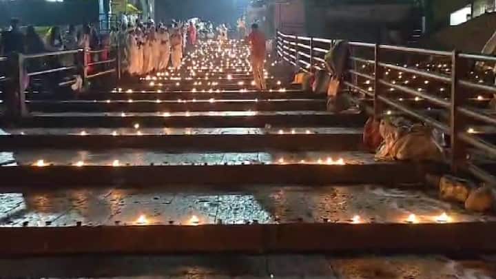 पंढरी नगरी देखील दिवाळीच्या दिवे प्रकाशात उजळून निघाली आहे. लक्ष लक्ष दिव्यांनी चंद्रभागा सुद्धा उजळून निघाली आहे.