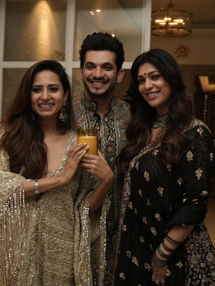 Sargun Mehta has shared these pictures of Diwali party on his Instagram account. In which many big stars of TV and Bollywood were seen posing with the couple.