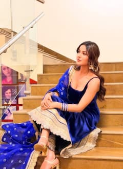 Diwali 2025: दिवाली पर शहनाज गिल के ब्लू वेलवेट सूट लुक से लें इंस्पिरेशन, त्योहार पर पटाखा लगेंगी