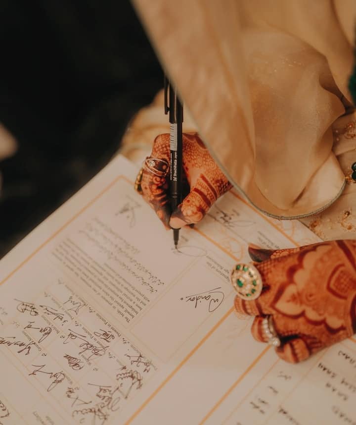 जायराने पोस्टमध्ये लिहिलं की, “अल्लाहच्या कृपेने माझं लग्न पार पडलं आहे. या नव्या प्रवासासाठी सगळ्यांनी आमच्यासाठी दुआ करा.” या कॅप्शनमधून तिच्या आयुष्यातील नव्या अध्यायाबद्दलचा आनंद स्पष्ट दिसतो.