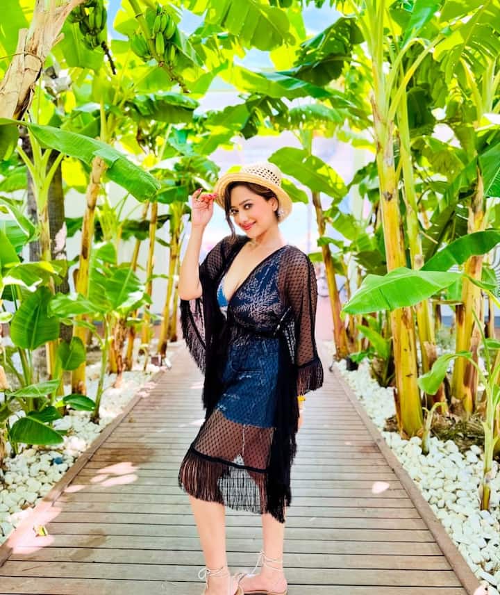 हर एक आउटफिट में अनुपमा की काव्या का लुक बिल्कुल हटकर होता है. इंडियन हो या वेस्टर्न हर एक आउटफिट उनपर खूब जचता है और वो सोशल मीडिया पर छा जाती हैं.