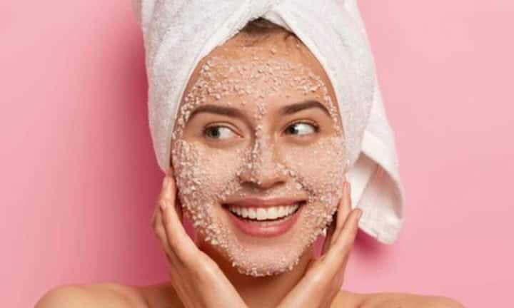 अब तैयार पेस्ट को चेहरे पर लगाएं और कम से कम 15 से 20 मिनट तक सूखने दें. इस दौरान पेस्ट धीरे-धीरे चेहरे की गंदगी और तेल को सोख लेता है. फेसपैक सूखने के बाद इसे हल्के गुनगुने पानी से धो लें.