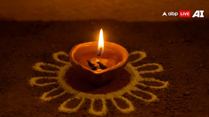 धनतेरस की शाम को पहले दीए में दो लौंग डालिए. इसे पृथ्वी तत्व का प्रतीक माना जाता है. दूसरे दीए में दो इलायची डाले, यह जल तत्व का प्रतीक माना जाता है.