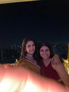 Diwali 2025: पहले खाए गोलगप्पे, फिर दिए दोस्तों संग पोज, दिवाली पार्टी में गोल्डन गर्ल बनकर छाईं श्वेता तिवारी