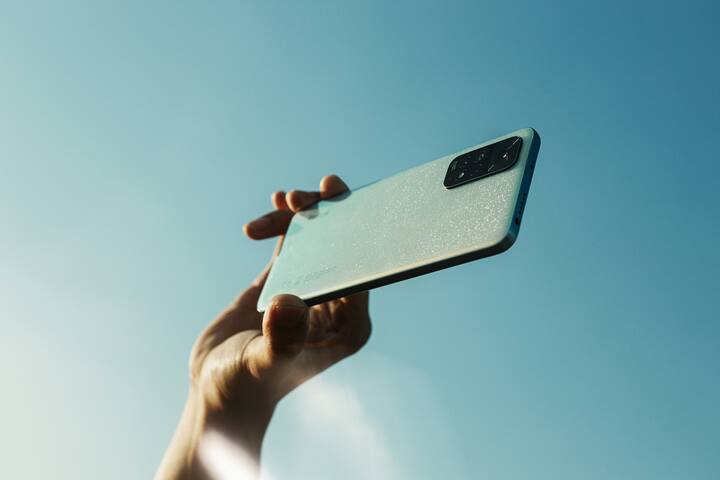 2025 च्या तिसऱ्या, जागतिक स्मार्टफोन बाजारपेठेत सुमारे 2.6 टक्के वाढ झाली आणि या तेजीचा सर्वात मोठा फायदा सॅमसंगला मिळाला आहे.