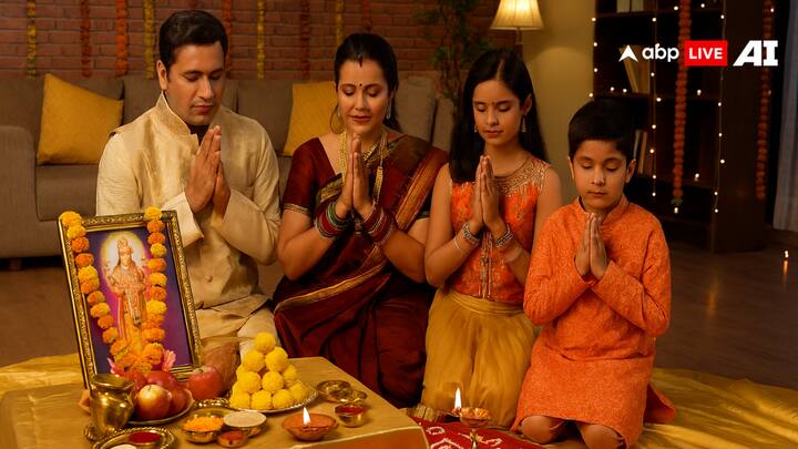 आज धनतेरस के मौके पर लोग सोना-चांदी समेत अन्य सामानों की खरीदारी करेंगे. इस धनतेरस खरीदारी के साथ पूजा-पाठ करना भी बेहद जरूरी है. इस धनतेरस भगवान धनवतंरि और मां लक्ष्मी का आशीर्वाद प्राप्त करने के लिए विशेष मंत्रों का उच्चारण करें.