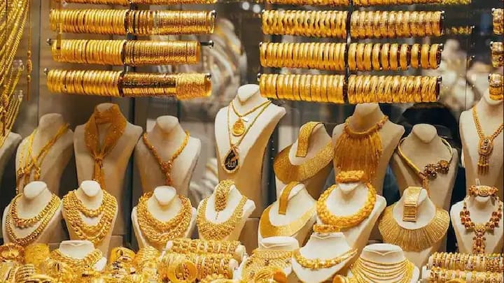 चांदीचे दर गेल्या वर्षीच्या 98000 रुपयांवरुन 55 टक्क्यांनी वाढून 180000 रुपयांवर पोहोचले आहेत. तरी देखील ग्राहकांची मागणी मोठ्या प्रमाणावर आहे. सोने चांदी शिवाय भांडी आणि घरगुती उपकरणांच्या विक्रीतून 15000 कोटी, इलेक्ट्रॉनिक्स आणि विजेच्या उपकरणांच्या विक्रीतून 10 हजार कोटी आणि सजावटीच्या वस्तू आणि धार्मिक सामग्रीच्या विक्रीतून 3000 कोटी रुपयांची कमाई झाल्याची माहिती आहे.
