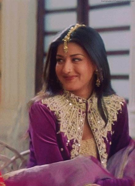 Sonali Bendre i.e. Preeti's look in 'Hum Saath Saath Hain' is a great example of decency. Her magenta velvet jacket with gold embroidery and a subtle maang tikka worn in the film 'Hum Saath Saath Hain' exudes traditional elegance. This unique outfit is perfect for those cool Diwali evenings, not only keeping you warm but also adding style and a bit of vintage charm, making it look different and special in every look.