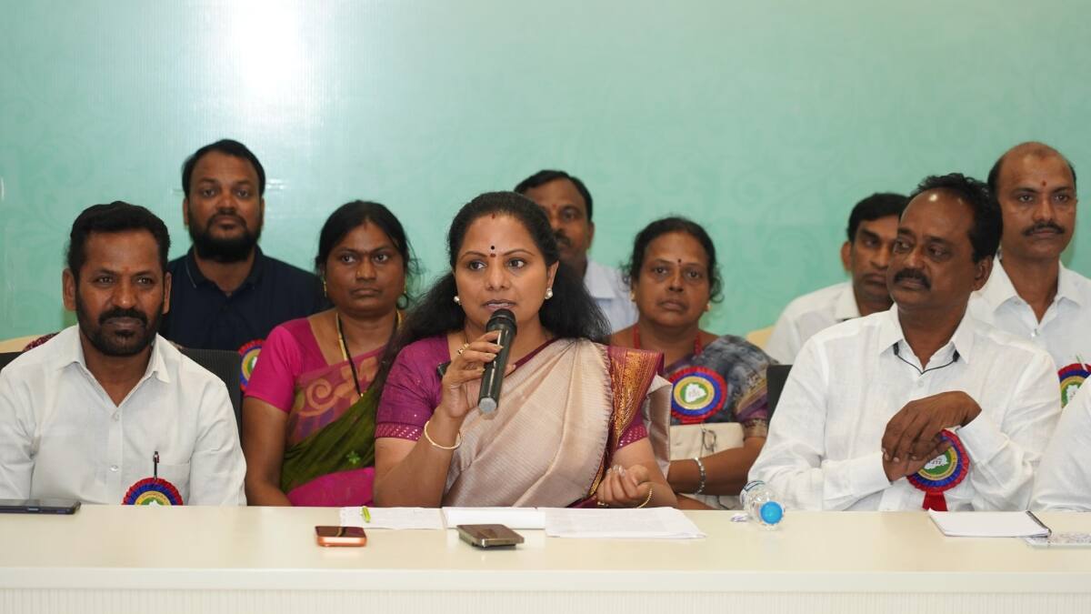 Kavitha on BC Reservations: రాజకీయ సంక్షోభం సృష్టిస్తేనే బీసీ రిజర్వేషన్ల పెంపు, బీజేపీ ఎంపీల ఇండ్లు ముట్టడి: కవిత