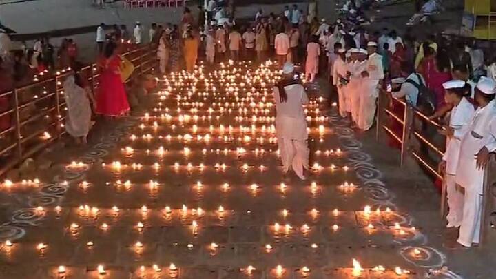 धनत्रयोदशी निमित्त श्री विठ्ठल व माता रुक्मिणीला पुरातन व मौल्यवान अलंकार परिधान करण्यात आले आहेत.