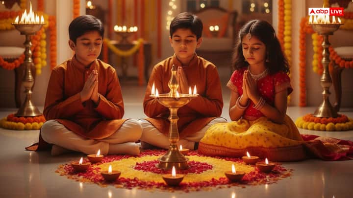 यम दीपम, धनतेरस पर मनाया जाने वाला एक पवित्र अनुष्ठान है. इस दिन, भक्त दक्षिण-पश्चिम दिशा, जो मृत्यु और न्याय के देवता यम की दिशा है, की ओर मुख करके चार दीये जलाते हैं. प्रदोष काल में की जाने वाली यह प्राचीन प्रथा हमें जागरूकता और पवित्रता के साथ जीवन जीने की याद दिलाती है.