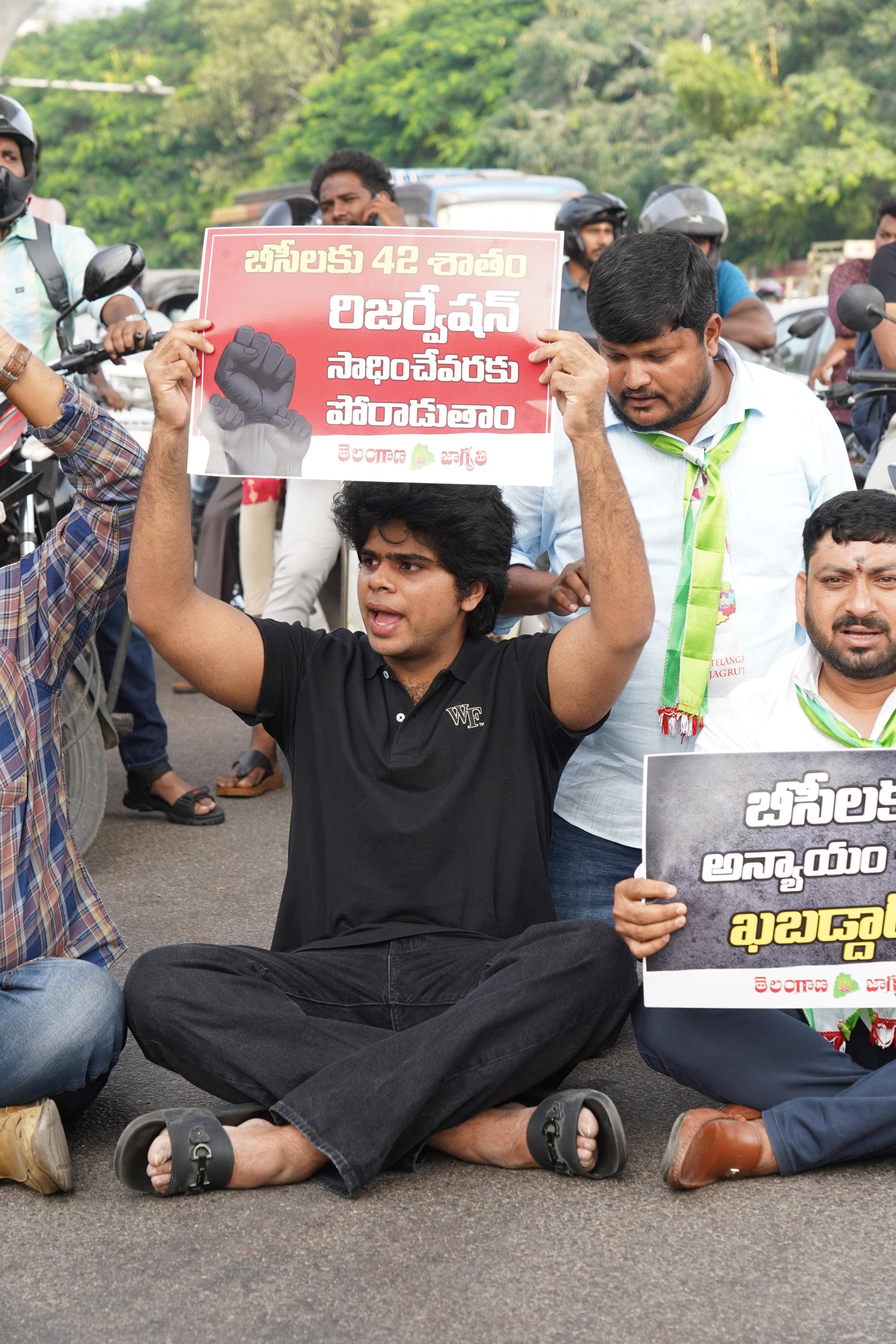 Kavitha Son Aditya Political Entry: బీసీల కోసం రోడ్లపై ధర్నా చేసిన కవిత కుమారుడు ఆదిత్య- రాజకీయాల్లోకి వచ్చేస్తున్నట్టేనా?