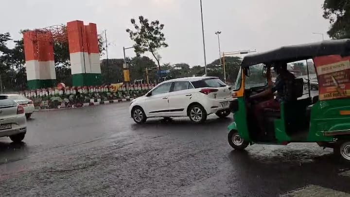 પર્વ-તહેવારોના માહોલ વચ્ચે, સુરતના હવામાનમાં અચાનક મોટો પલટો જોવા મળ્યો હતો. ધનતેરસની સાંજે, શહેરભરમાં અનુભવાતા ભારે બફારા અને ગરમીથી લોકો પરેશાન હતા, ત્યારે આકાશમાં ઘેરાયેલા વાદળો વચ્ચે જોરદાર વરસાદ શરૂ થયો હતો.