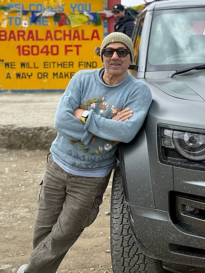 The next interesting thing to be revealed about Sunny Deol is that his real name is Ajay Singh. After taking an acting course from the Old World Theater in Birmingham, he decided to enter films and before his debut film, he changed his name from Ajay Singh to Sunny Deol.