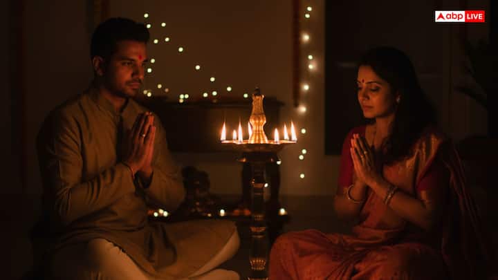 धनतेरस का हिंदू धर्म में बहुत विशेष महत्व होता है. इस दिन शुभ मुहूर्त में खरीदारी और भगवान धन्वंतरि की पूजा करने का खास महत्व होता है. साथ ही, धनतेरस पर यमदीप जलाना भी बहुत महत्वपूर्ण होता है. इसका खास महत्व शास्त्रों में भी बताया गया है. ऐसी मान्यता है कि पूरे परिवार की अकाल मृत्यु से रक्षा करने के लिए धनतेरस को शाम के समय यमदीप जरूर जलाना चाहिए. तो आइए जानें धनतेरस पर दीपक कहां और कैसे लगाना चाहिए.