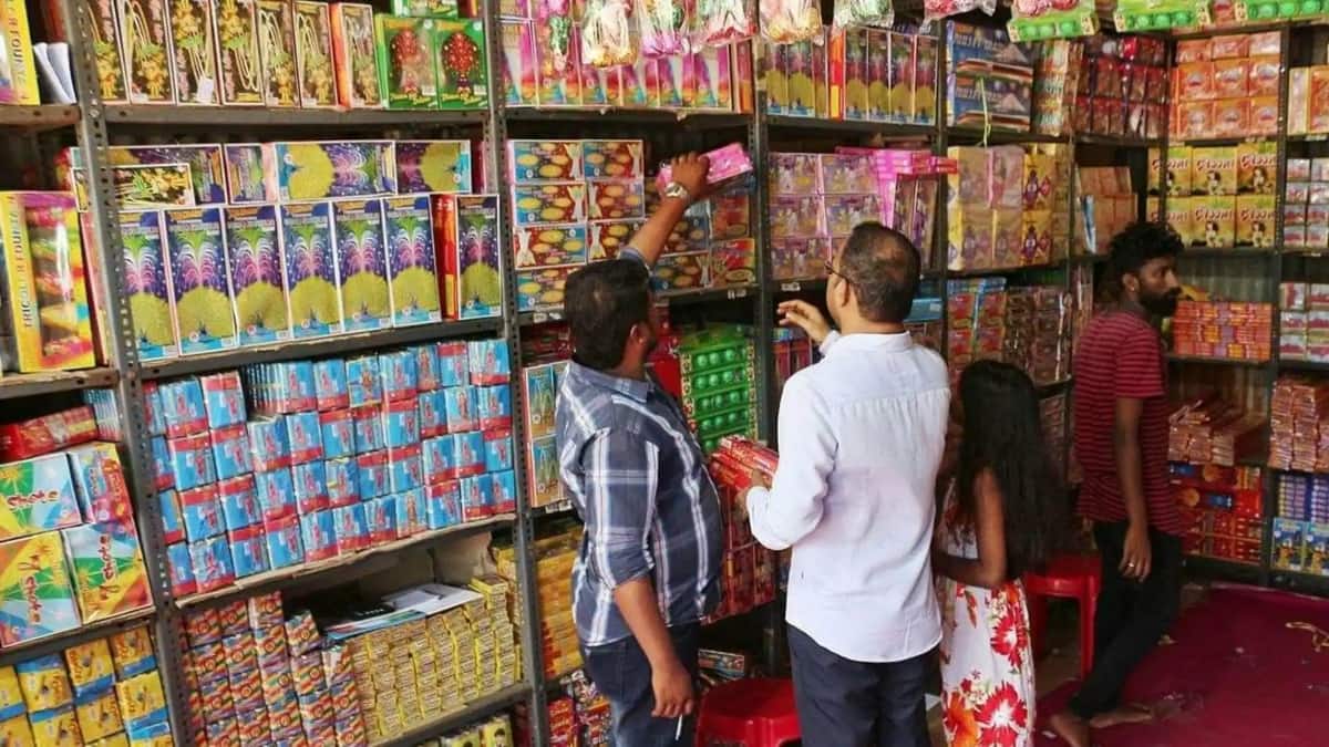 TN Rains: சும்மா நச.. நசனு.. பாழாய் போகும் பட்டாசு விற்பனை.. புஷ்வானமான புத்தாடை விற்பனை - வியாபாரிகள் வேதனை