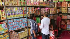 TN Rains: சும்மா நச.. நசனு.. பாழாய் போகும் பட்டாசு விற்பனை.. புஷ்வானமான புத்தாடை விற்பனை - வியாபாரிகள் வேதனை