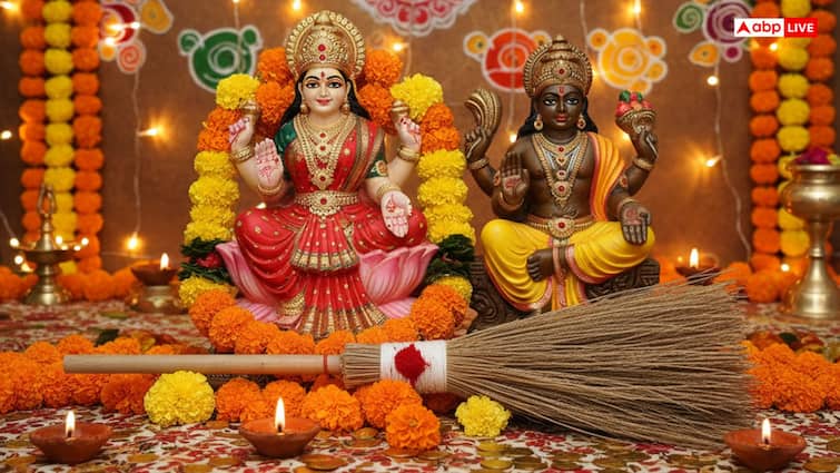 Dhanteras 2025: धनतेरस पर नई खरीदने झाड़ू के बाद पुरानी झाड़ू फेंकनी चाहिए कि नहीं! जानें सही तरीका