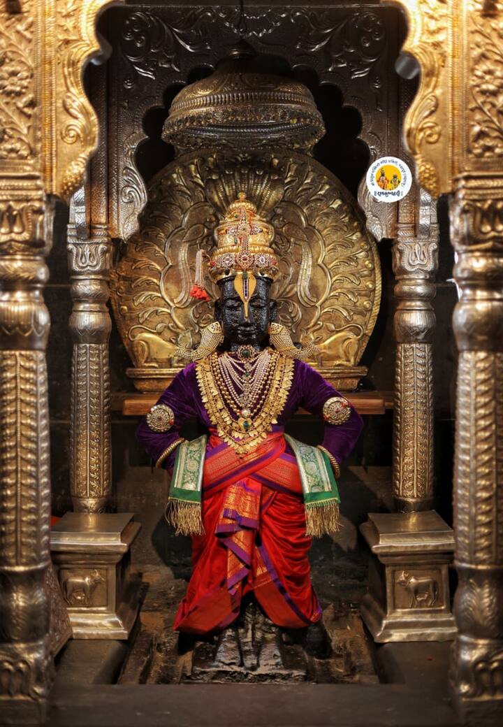 श्री विठ्ठलास  आज सोने मुकुट, नाम निळाचा, कौस्तुभ मणी, दंड पेट्या जोड मोठा, हिऱ्याचा कंगण जोड, मोत्याचा तुरा, मोत्याची कंठी २ पदरी, शिरपेच मोठा १० लोलक असलेला, शिरपेच लहान, मस्त्य जोड, तोडे जोड, एकदाणी तुळशीची माळ ३ पदरी  इत्यादि अलंकार परिधान करणत्यात आलेले आहेत.