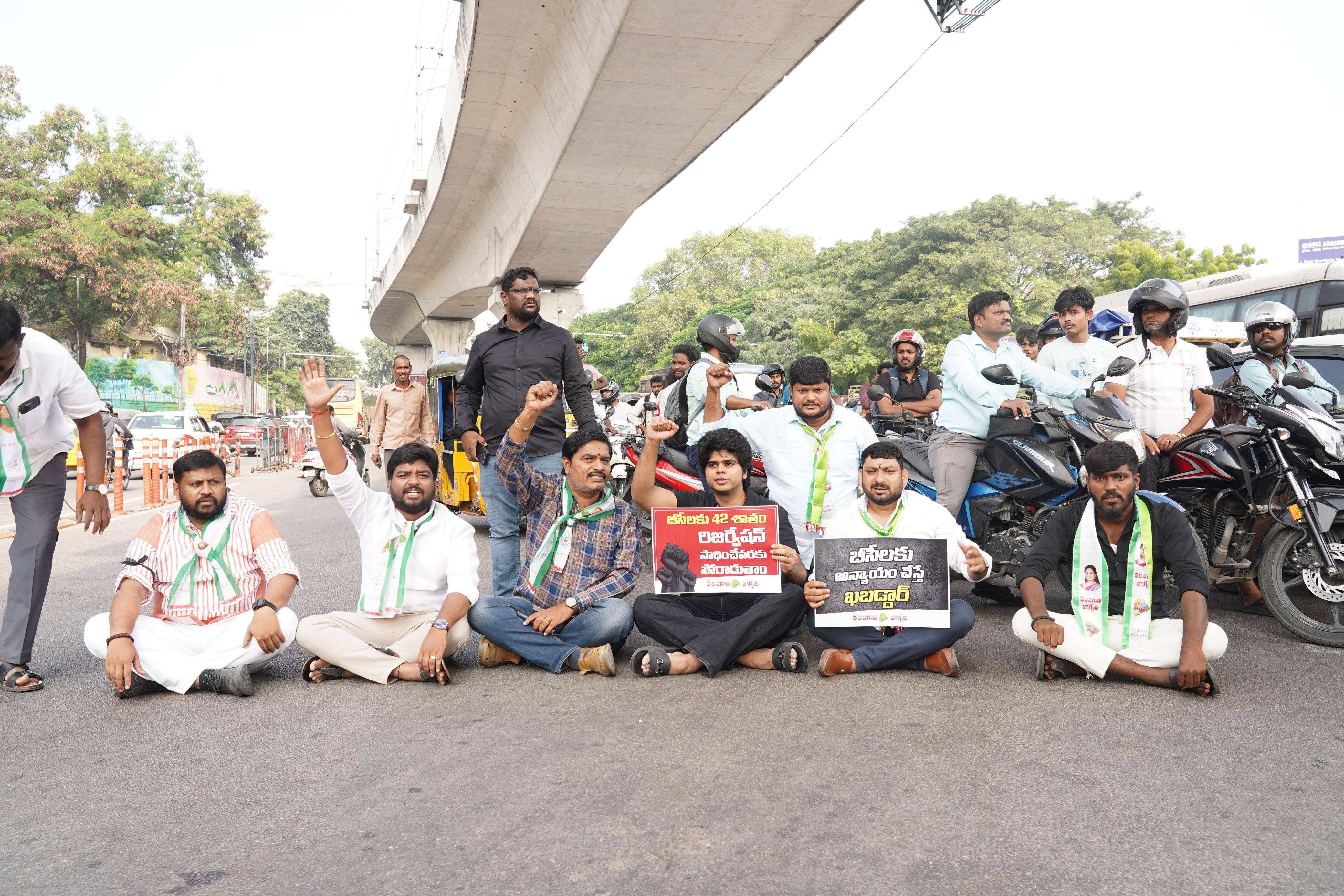 Kavitha Son Aditya Political Entry: బీసీల కోసం రోడ్లపై ధర్నా చేసిన కవిత కుమారుడు ఆదిత్య- రాజకీయాల్లోకి వచ్చేస్తున్నట్టేనా?