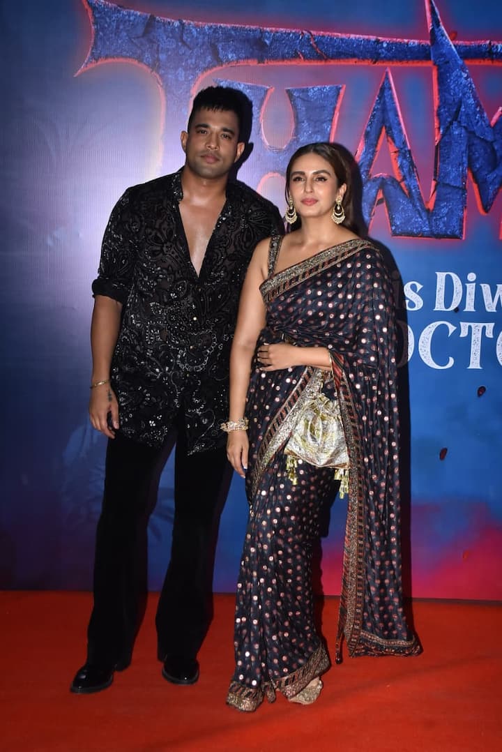 लेकिन सोशल मीडिया पर हुमा के लुक से ज्यादा चर्चे उनके बॉयफ्रेंड के हो रहे हैं. जिनके साथ उन्होंने स्क्रीनिंग में ग्रैंड एंट्री ली.