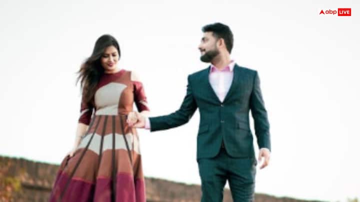 एक महिला ने महाराज जी से एक प्रश्न पूछा था कि उसके घरवाले चाहते हैं कि उसका विवाह हो, लेकिन वह ऐसे जीवन साथी की तलाश कर रही है जो भगवान के प्रति उसकी आस्था और भक्ति को समझे और साथ ही भगवान कृष्ण के प्रति उसके प्यार से भी अधिक प्रेम करता हो. महिला ने अपने सवाल में यह भी बताया कि वह एक ऐसे व्यक्ति से शादी करना चाहती है जो उसके जैसे ही धार्मिक और भक्ति भाव में पूर्ण हो.