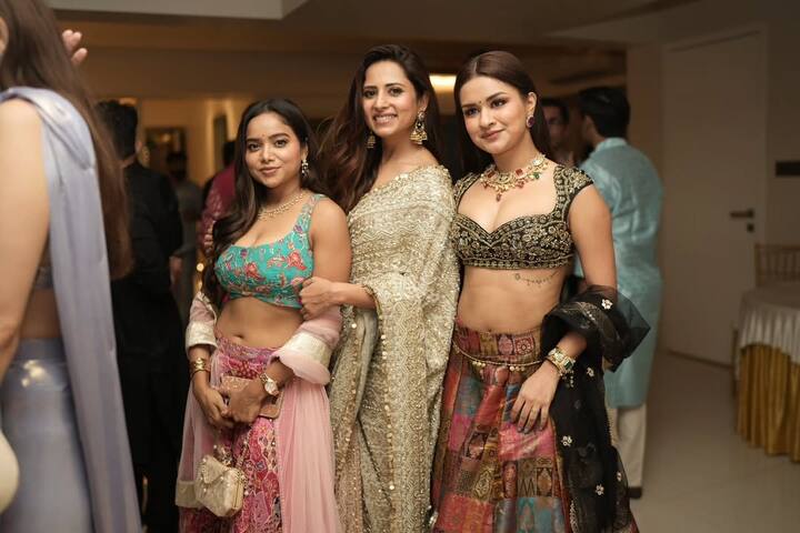 Actresses Manisha Rani and Avneet Kaur were also seen posing with Sargun Mehta in a photo. Both were seen wearing lehengas in the Diwali party.