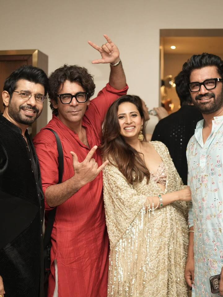 'Jatt' actor Vineet Kumar, Sunil Grover and popular TV star Sharad Kelkar also became a part of this party.
