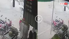 Video: तेज रफ्तार कार डिवाइडर से टकराई, उछलकर दूसरी कार पर जा गिरी, हादसे का वीडियो वायरल