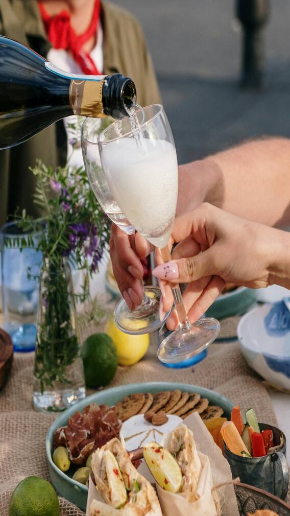 డ్రింక్ చేసేప్పుడు స్నాక్స్ ఎందుకు తినాలో తెలుసా?