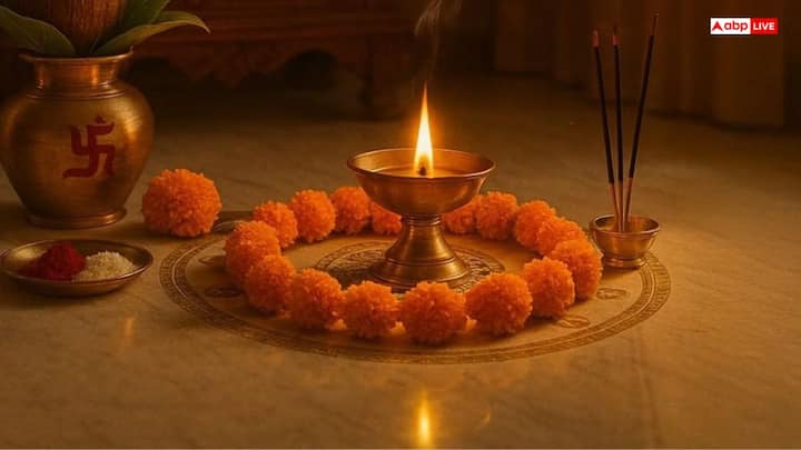 दीपों की संख्या और दिशा का महत्व: वास्तुशास्त्र के अनुसार, यम दीपदान में चार दीपक जलाने चाहिए. पहला यमराज के लिए, दूसरा चित्रगुप्त के लिए और बाकी दो यमदूतों के लिए समर्पित होते हैं. दीपक को मुख्य द्वार के दक्षिण दिशा में तिल के तेल से जलाना शुभ माना गया है, क्योंकि दक्षिण दिशा यमराज की दिशा मानी गई है.