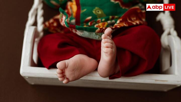 यह प्रक्रिया आईवीएफ से की जाती है. इसमें मां और दाता दोनों के अंडों को पिता के शुक्राणु से फर्टिलाइज किया जाता है. न्यूक्लियस जिसमें मां का अधिकांश जेनेटिक मैटेरियल होता है, उसके अंडे से निकल कर दाता के अंडे मैं डाला जाता है, जिसका न्यूक्लियस निकाल दिया गया है.