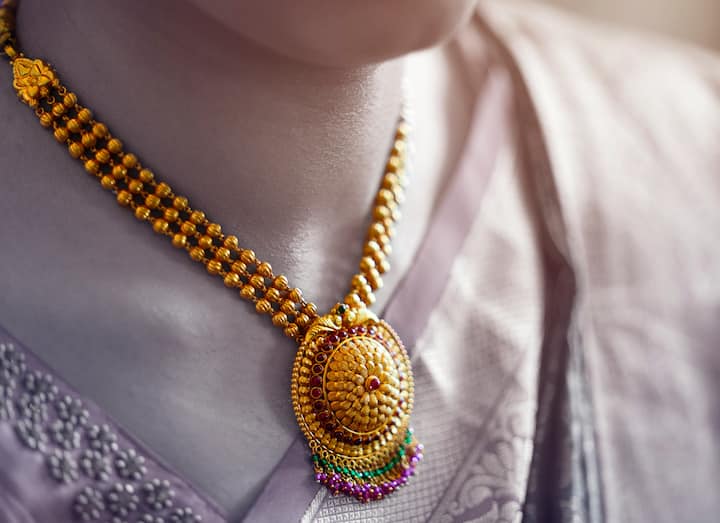 भारतात सोन्याचे दर गेल्या आठवड्यात एका तोळ्याचे दर 1 लाख 20 हजारांच्या दरम्यान होते.तर,येत्या काळात सोन्याचे दर 1.35 रुपयांपर्यंत जाऊ शकतात.