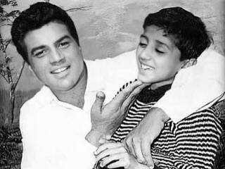 The actor belongs to a film background, hence it would be wrong to say that his journey was easy. In fact, the actor's father i.e. veteran actor Dharmendra himself revealed that Sunny Deol had to be scolded a lot before working in the debut film 'Betaab'. Dharmendra used to train his son like a school boy.