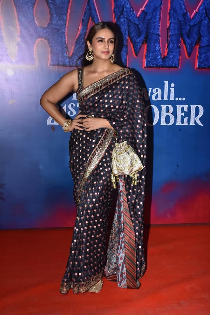 बॉलीवुड एक्ट्रेस हुमा कुरैशी भी ‘थामा’ की स्क्रीनिंग में स्पॉट हुई. जो ब्लू साड़ी में बेहद खूबसूरत लग रही हैं.