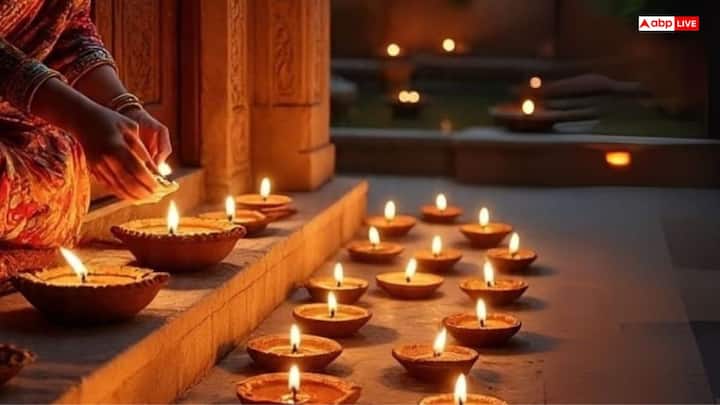 यम दीपदान की धार्मिक परंपरा: धनतेरस की संध्या को यम दीपदान करने की परंपरा प्राचीन काल से चली आ रही है. इसे मृत्यु के देवता यमराज को प्रसन्न करने का प्रतीक माना गया है. घर के मुख्य द्वार पर दीप जलाने से परिवार को अकाल मृत्यु के भय से मुक्ति मिलती है और यमराज की कृपा प्राप्त होती है.