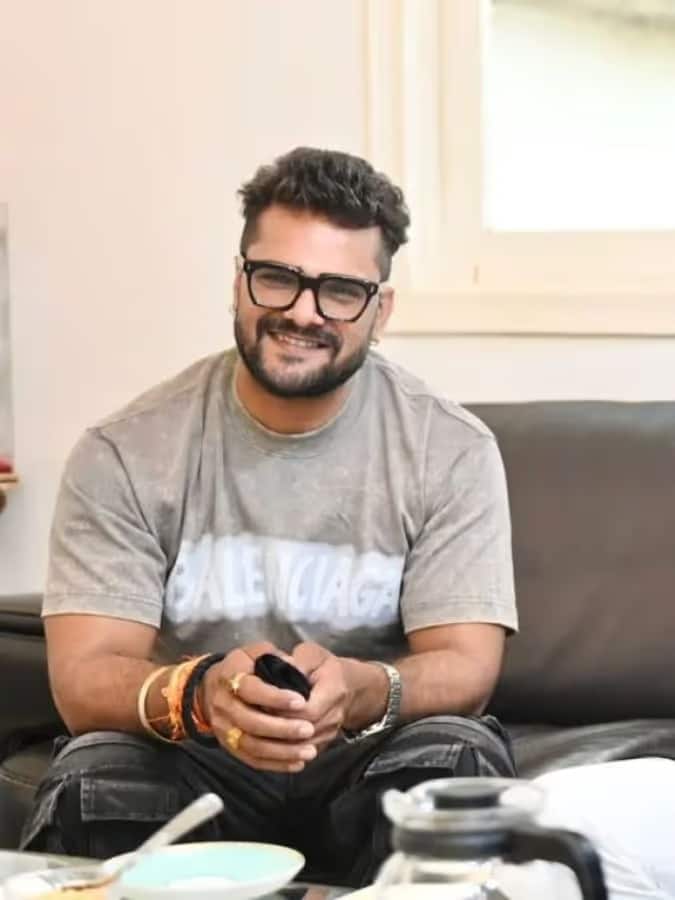 बिहार चुनाव 2025 को लेकर राजनीतिक गलियारे में माहौल काफी गरमाया हुआ है. भोजपुरी सुपरस्टार खेसारी लाल यादव की राजनीति में एंट्री हो गई है. खेसारी आरजेडी के टिकट पर छपरा सीट से चुनाव लड़ेंगे. बिहार के सारण जिले की छपरा विधानसभा सीट से शत्रुघ्न यादव उर्फ खेसारी लाल यादव ने नॉमिनेशन फाइल किया है. चुनावी हलफनामे में उन्होंने अपनी चल और अचल संपत्ति का भी जिक्र किया. आइए जानते हैं कि उनकी नेटवर्थ कितनी है.