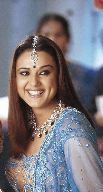 प्रीति जिंटा के किरदार नैना से लें इस स्टाइल इंस्पिरेशन। फिल्म 'कल हो ना हो' के मशहूर गाने 'माही वे' में उनका स्काई ब्लू लहंगा आज भी लोगों के दिलों में बसता है। फाइनैंशियल नेट फैब्रिकेट, सिक्विन वर्कशॉप और रेजिडेंशियल कट वाले इस प्लांट ने एलिगेंस को नया ब्रांड दिया। इसका प्रभाव और शाइनी लुक की कॉकटेल पार्टी या डांस नाइट का प्रभाव है, जिसमें आप पूरी तरह से चमकदार नजर आते हैं।