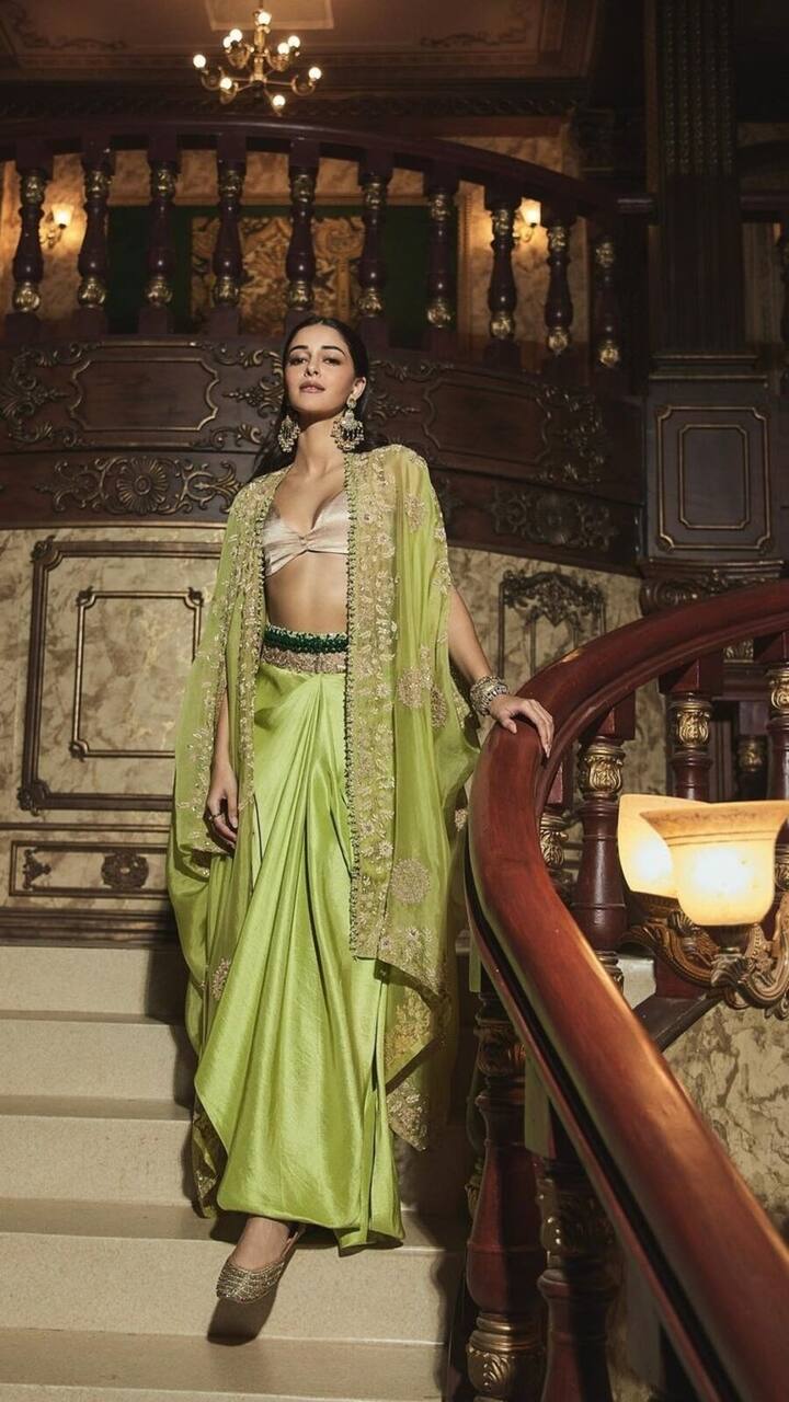 धोती स्टाइल स्कर्ट आजकल महिलाओं को खूब पसंद आ रही है. ऐसी स्कर्ट के साथ डीप नेक ब्लाउज और उसके ऊपर से श्रग आपके लुक को पूरा करने का काम करेगा. ऐसा आउटफिट कैरी कर रही हैं तो अपने मेकअप को लाइट रखें और बालों को भी अलग अंदाज में स्टाइल करें, ताकि लोग आपको देखते रह जाएं.