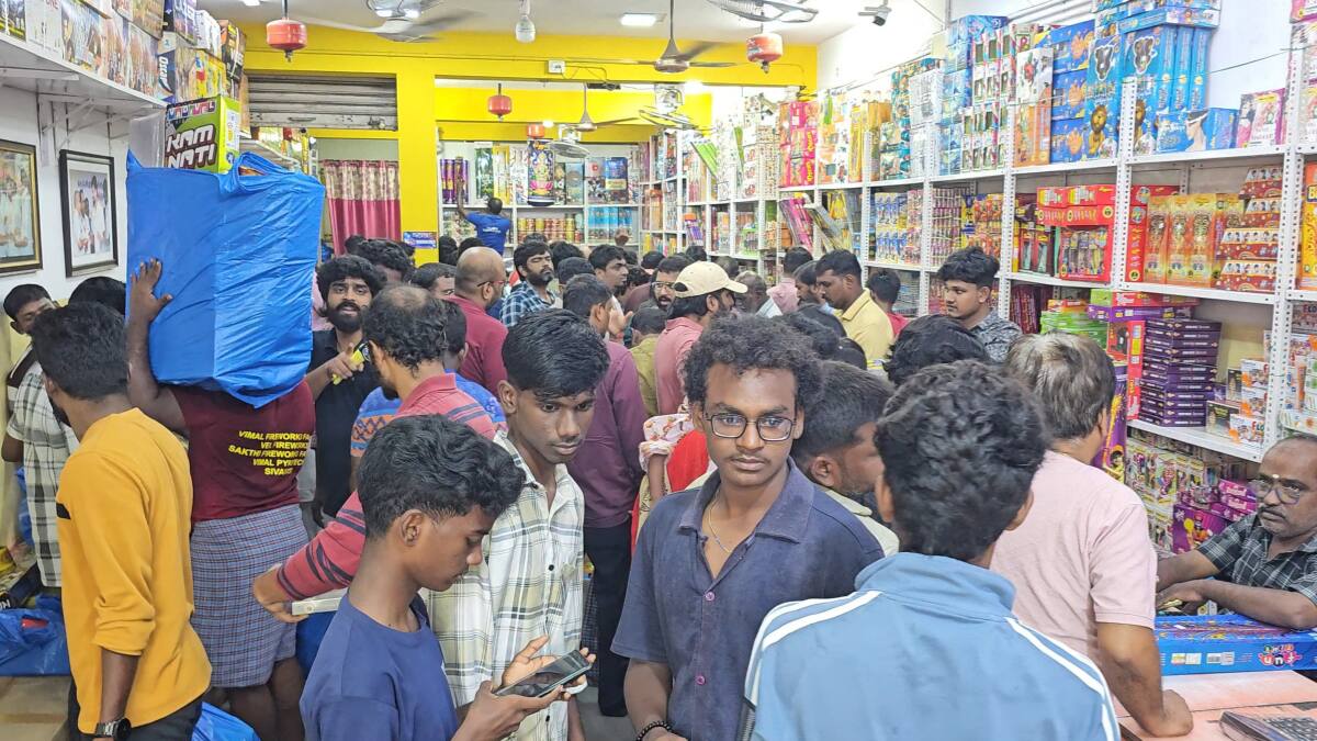 தீபாவளி பட்டாசு விற்பனை களைகட்டுது! காஞ்சிபுரம் மக்கள் மகிழ்ச்சி! சீக்கிரமா போய் வாங்கிடுங்க!