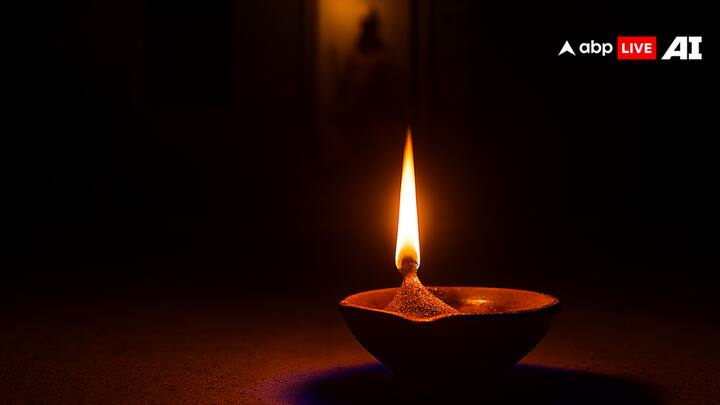 आज देशभर में धनतेरस का त्योहार मनाया जा रहा है. इस मौके पर लोग सोना-चांदी, बर्तनों समेत अन्य सामान की खरीदारी करेंगे. धनतेरस की शाम को यम का दीपक जलाया जाता है. धनतेरस के दिन एक खास तरह का उपाय करने से घर का वास्तु दोष शांत होने के साथ सुख-शांति और अरोग्य भी लाएगा.